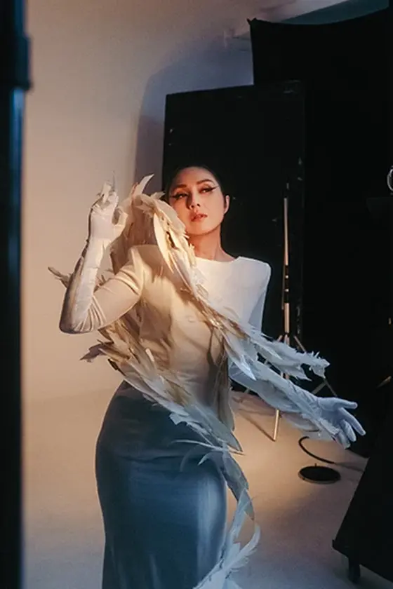 Miriam Yeung on a photo set, between the lights